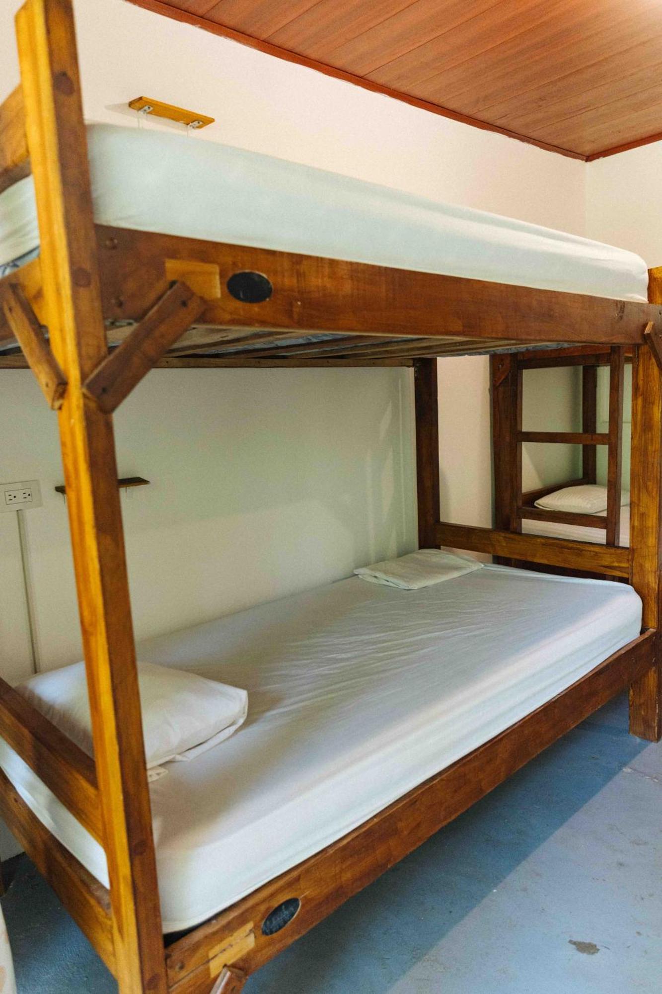 Zeneidas Surf Garden Hostel *